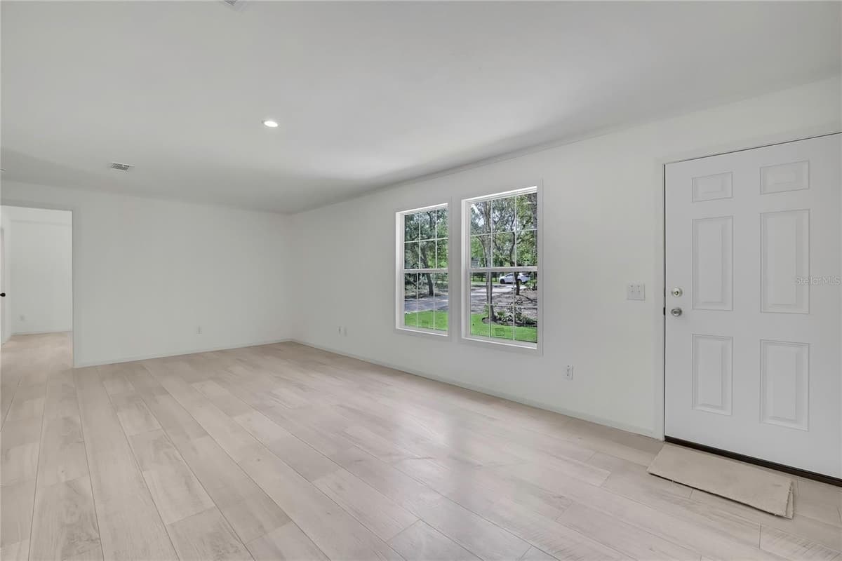 5611 ROCHELLE STREET — photo 13 of 56