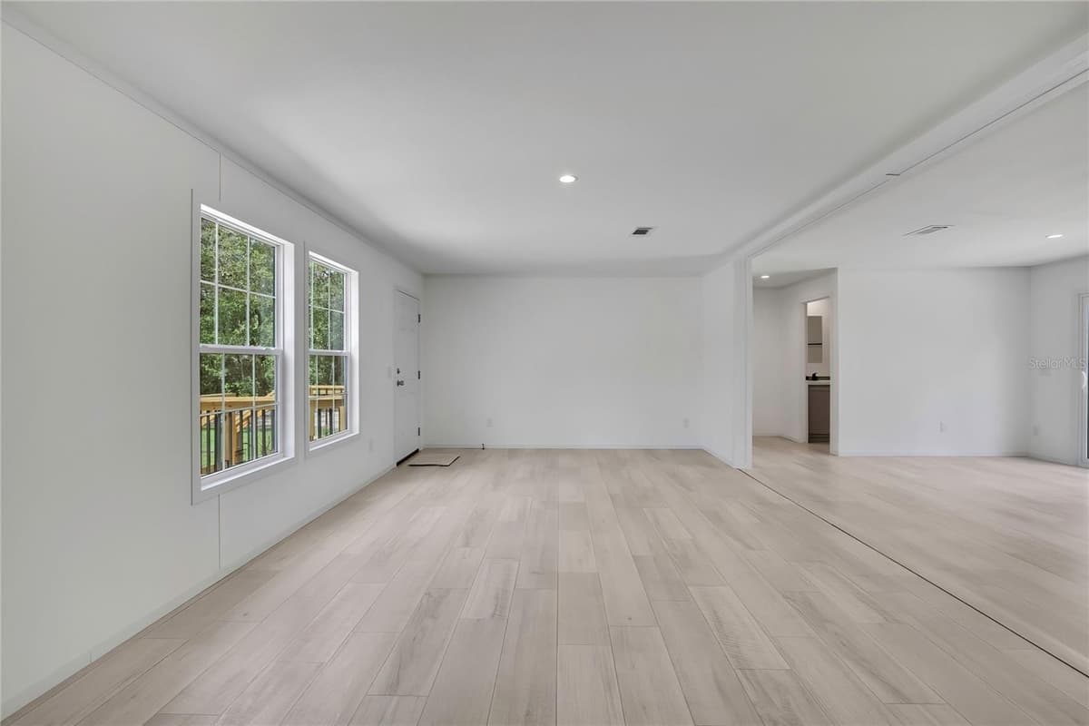 5611 ROCHELLE STREET — photo 12 of 56