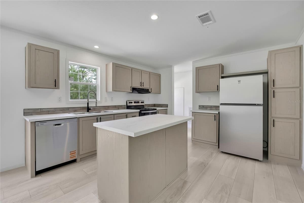 5611 ROCHELLE STREET — photo 3 of 56