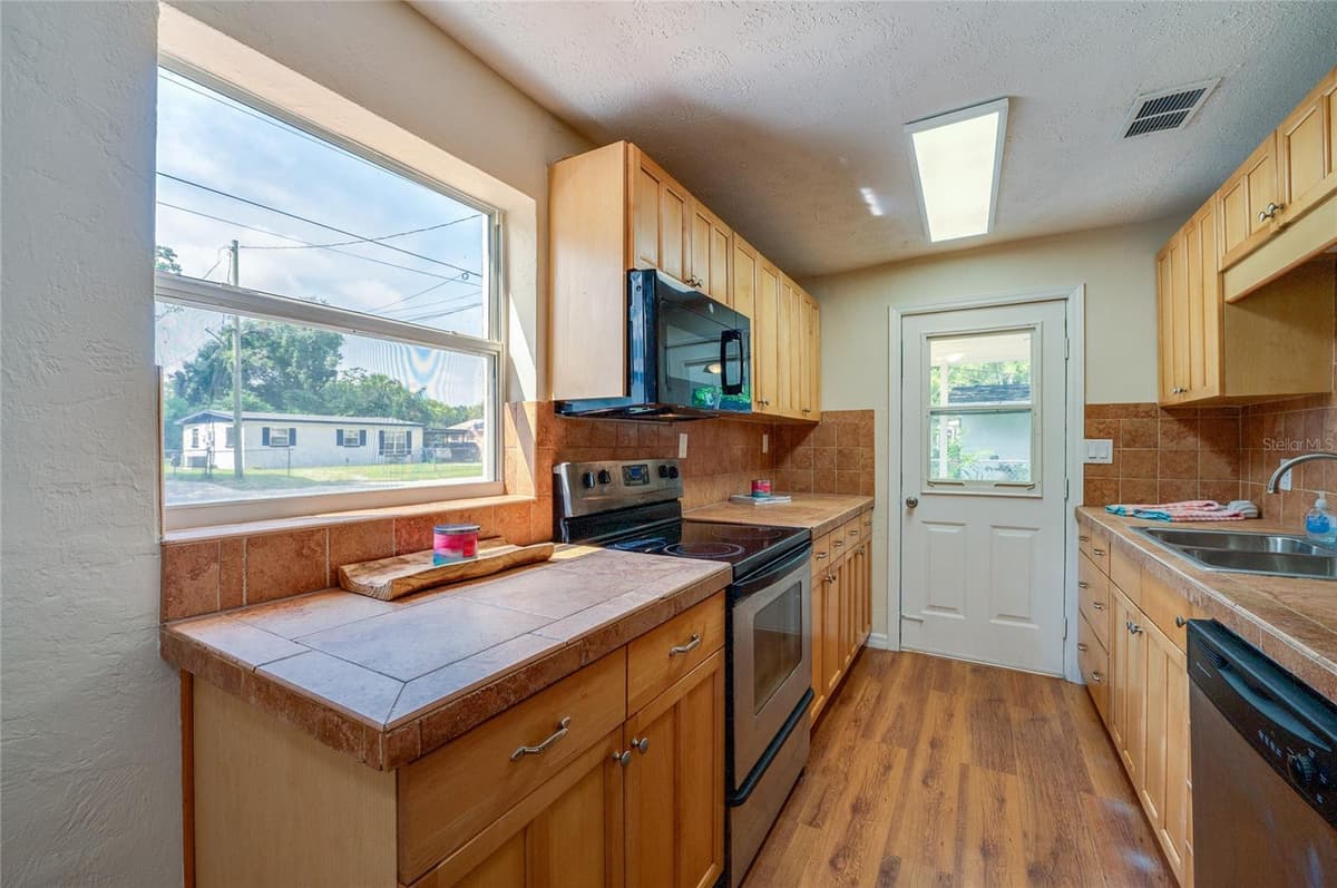 1220 LEON LANE — photo 10 of 33