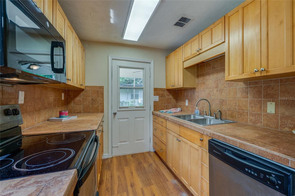 1220 LEON LANE — photo 11 of 33