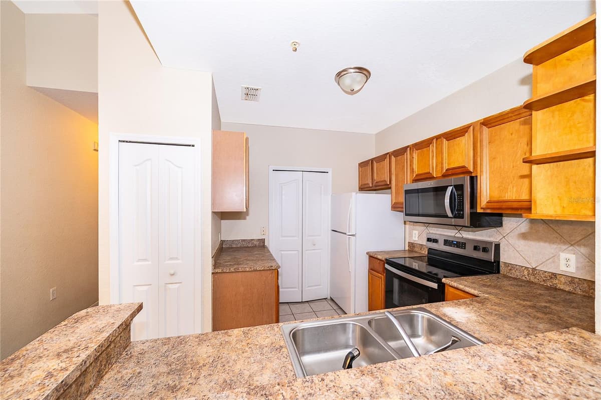 6141 METROWEST BOULEVARD — photo 10 of 20