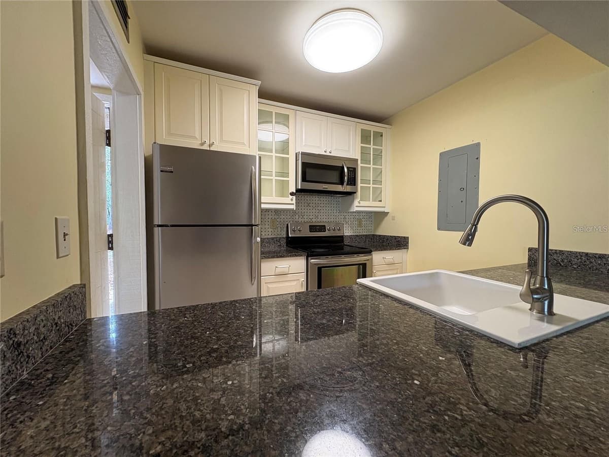 193 PALM VIEW COURT — photo 2 of 9