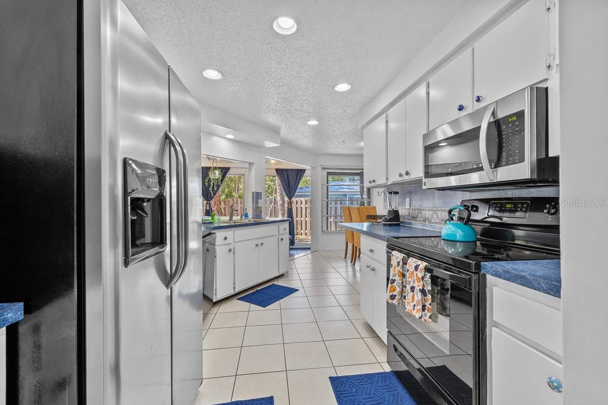 4055 BAY OAKS CIRCLE — photo 11 of 51