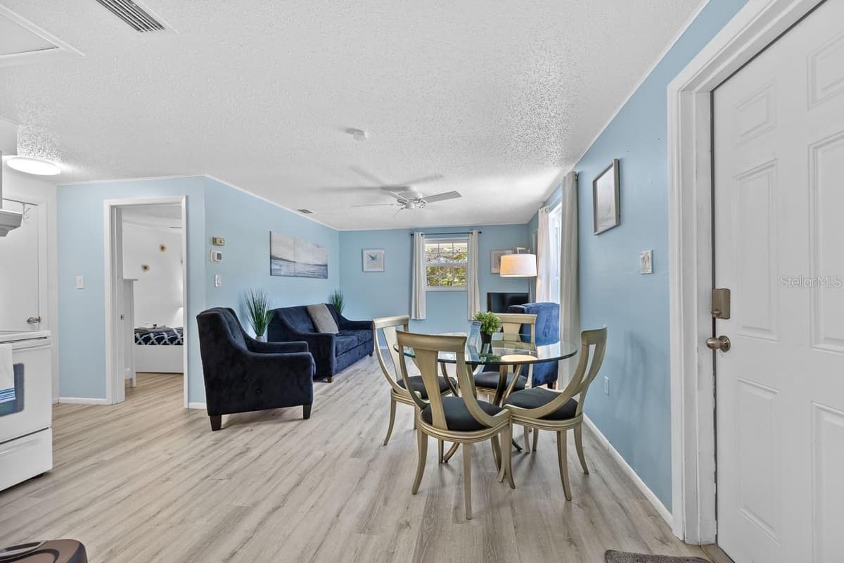 4055 BAY OAKS CIRCLE — photo 14 of 51
