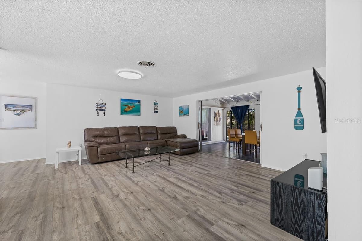 4055 BAY OAKS CIRCLE — photo 5 of 51