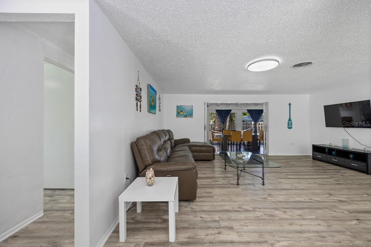 4055 BAY OAKS CIRCLE — photo 2 of 51