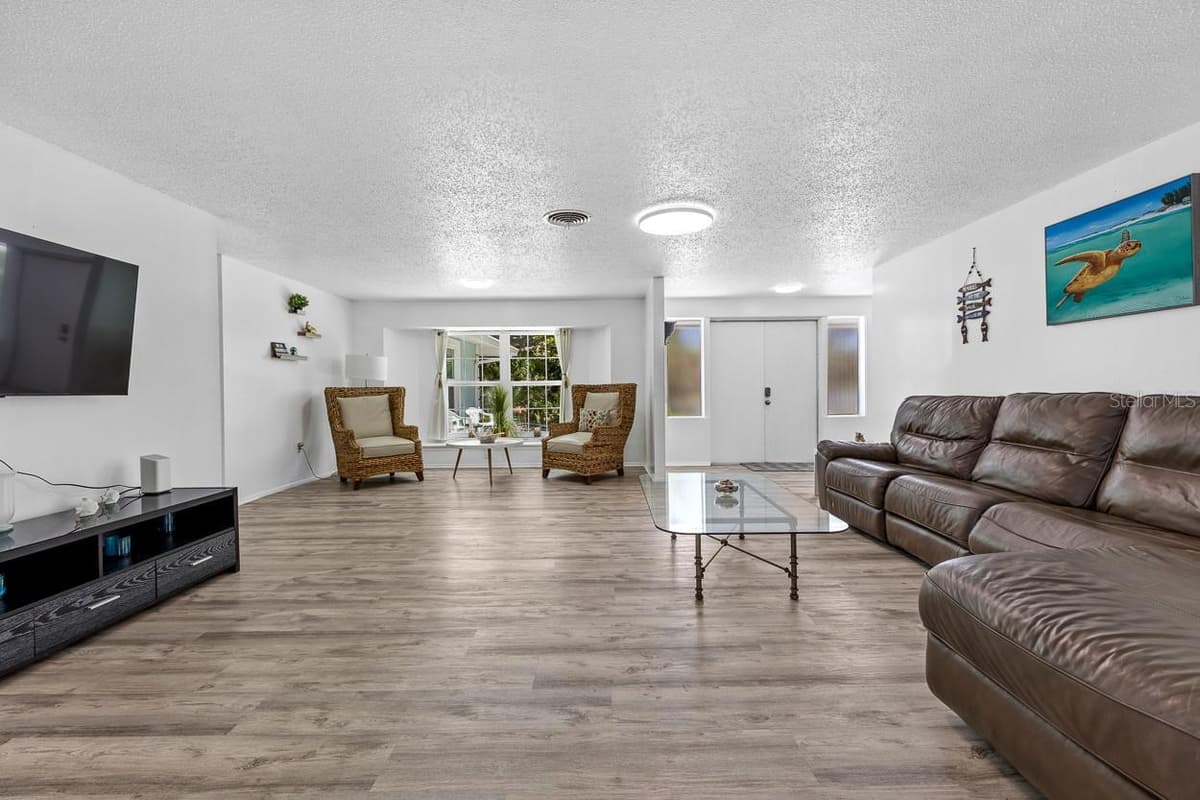 4055 BAY OAKS CIRCLE — photo 6 of 51