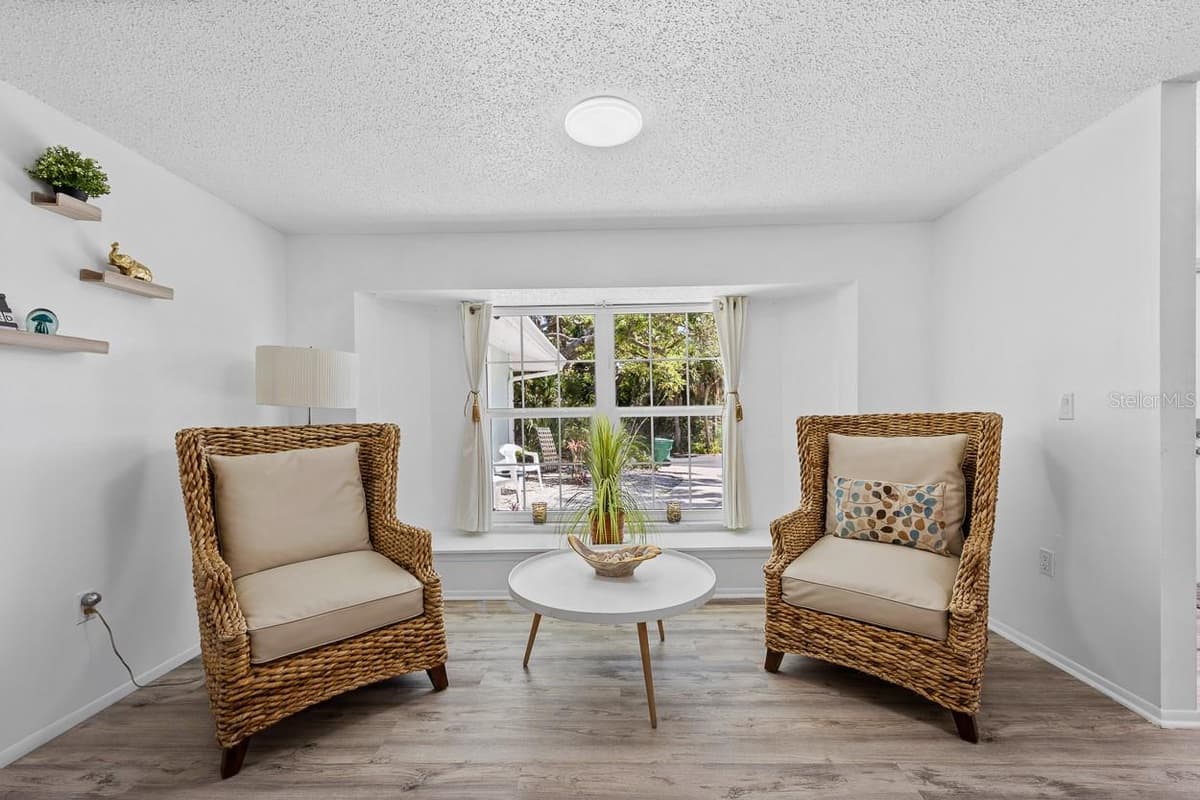 4055 BAY OAKS CIRCLE — photo 4 of 51