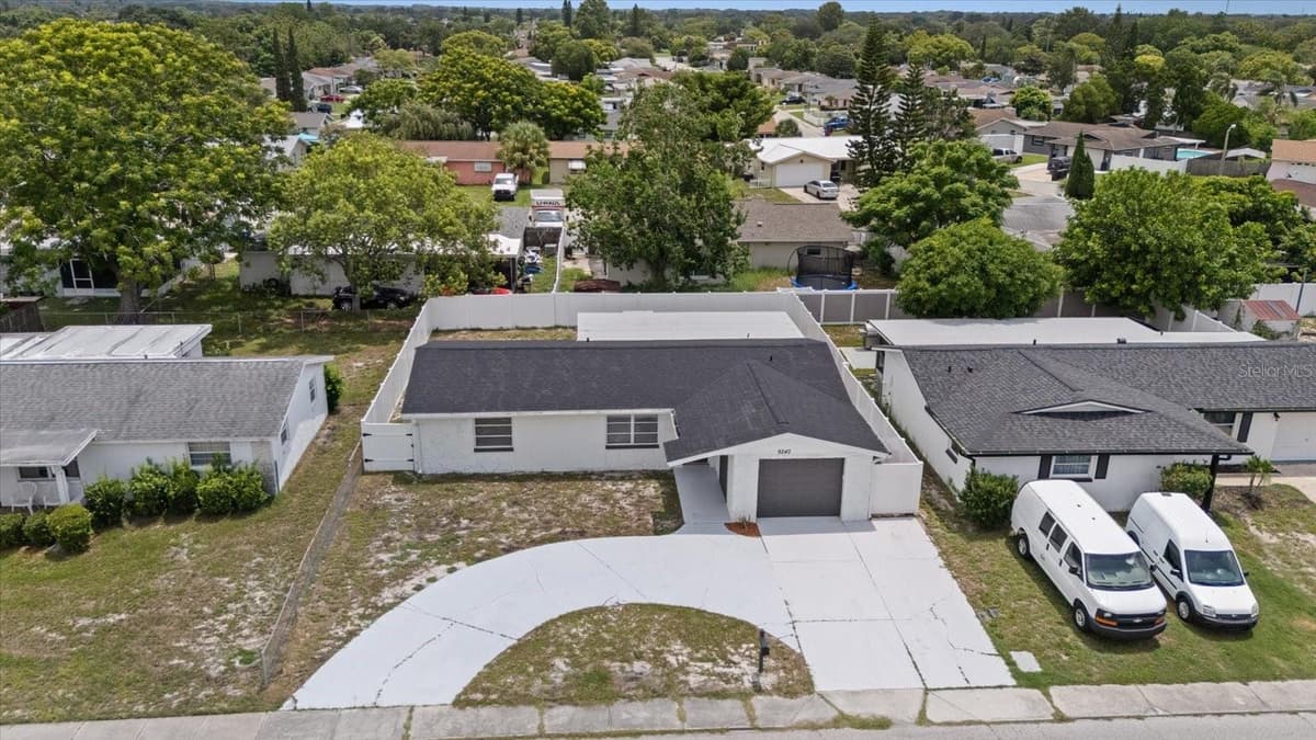 9240 STERLING LANE — photo 4 of 39