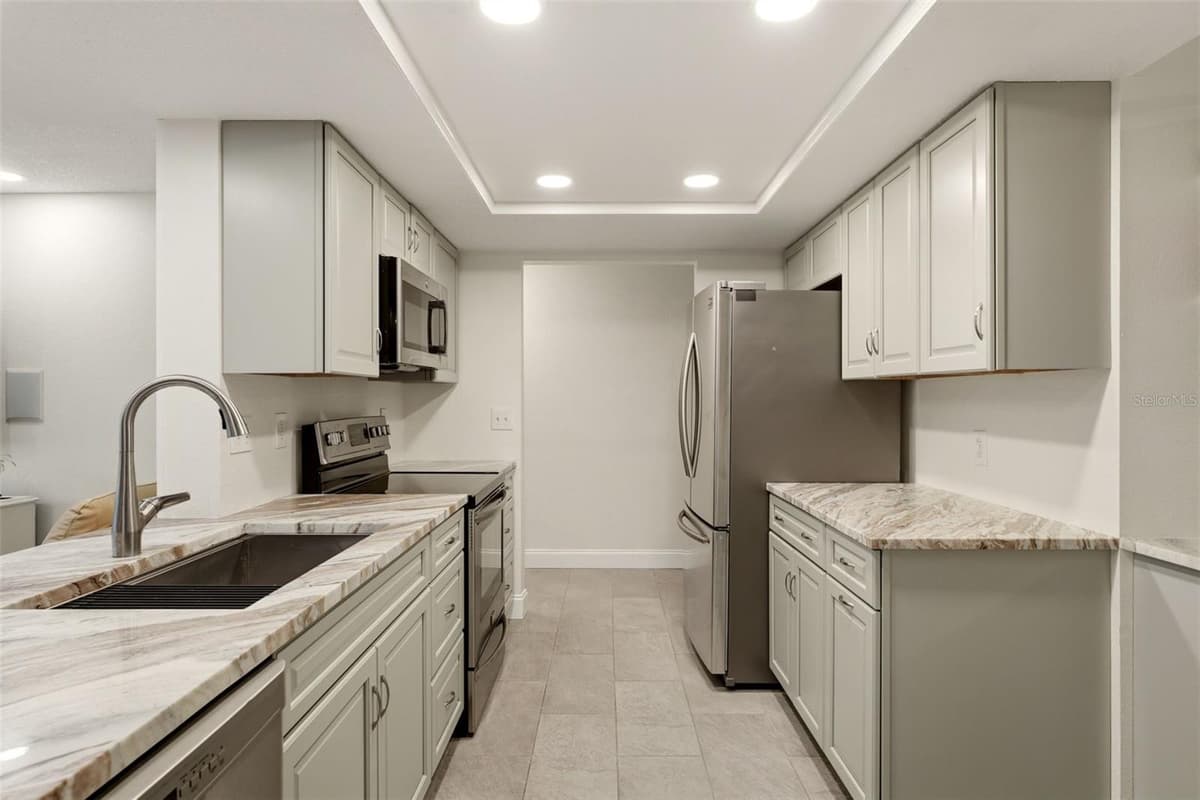 290 CAPRI AVENUE — photo 14 of 62