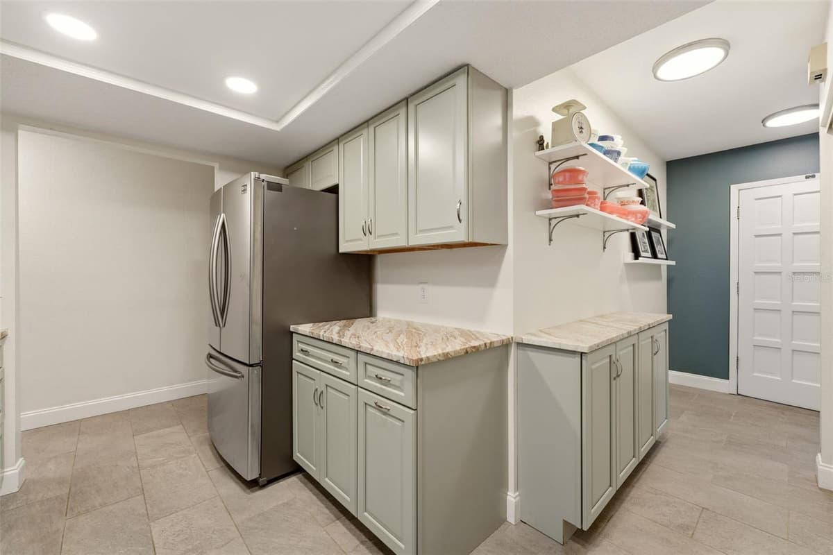 290 CAPRI AVENUE — photo 16 of 62
