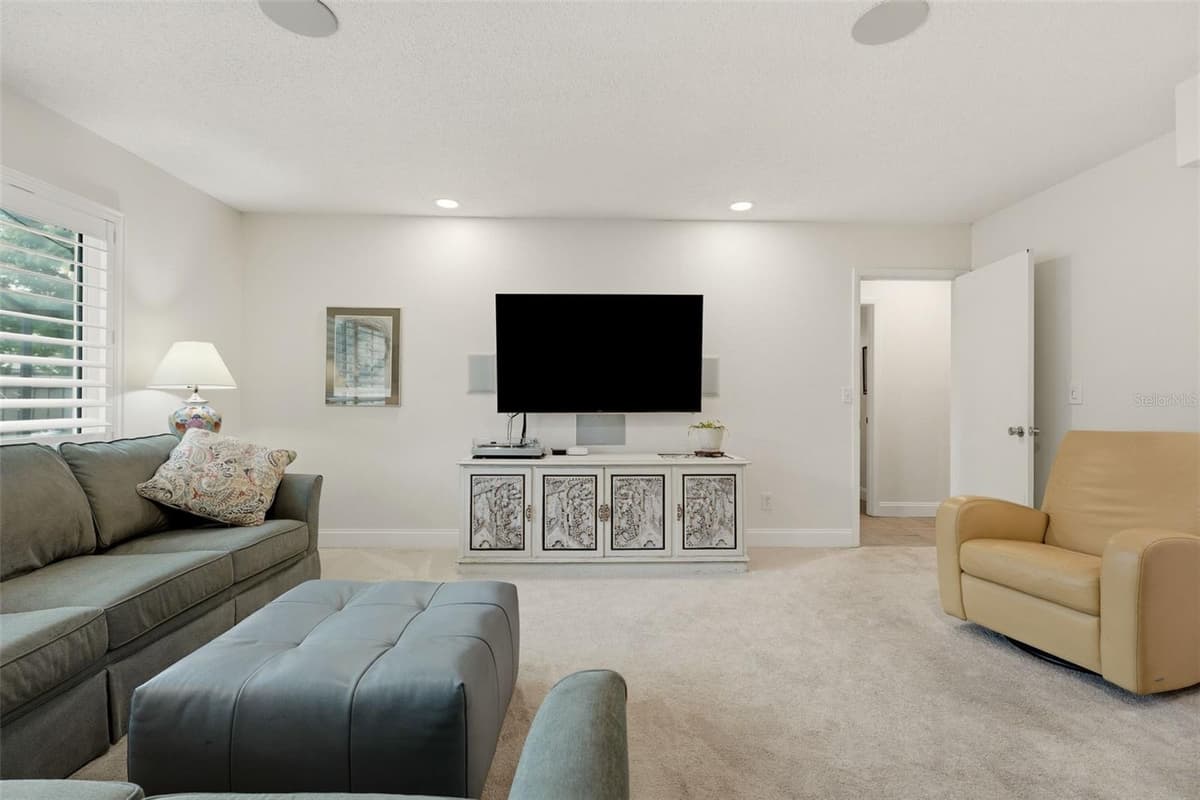 290 CAPRI AVENUE — photo 19 of 62