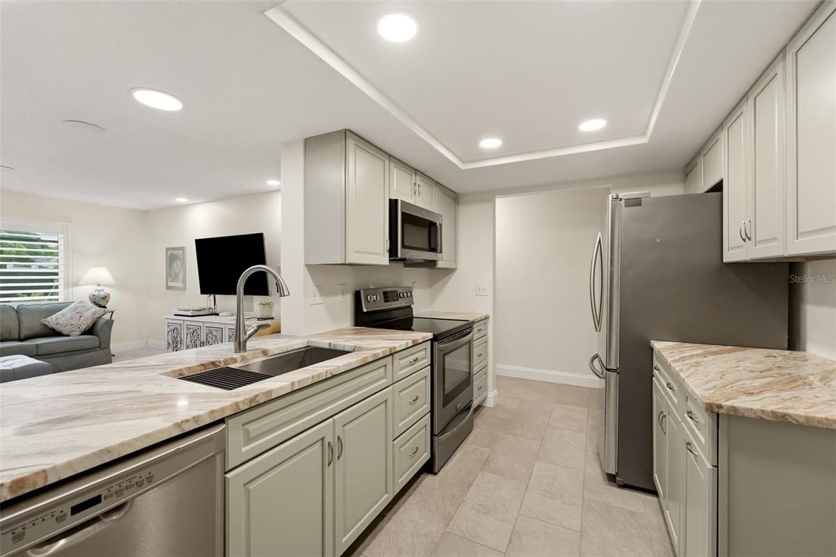 290 CAPRI AVENUE — photo 15 of 62