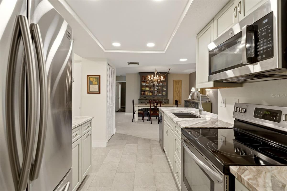 290 CAPRI AVENUE — photo 17 of 62