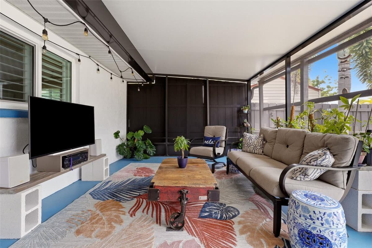 290 CAPRI AVENUE — photo 33 of 62