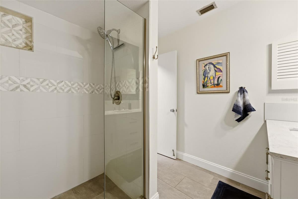 290 CAPRI AVENUE — photo 25 of 62