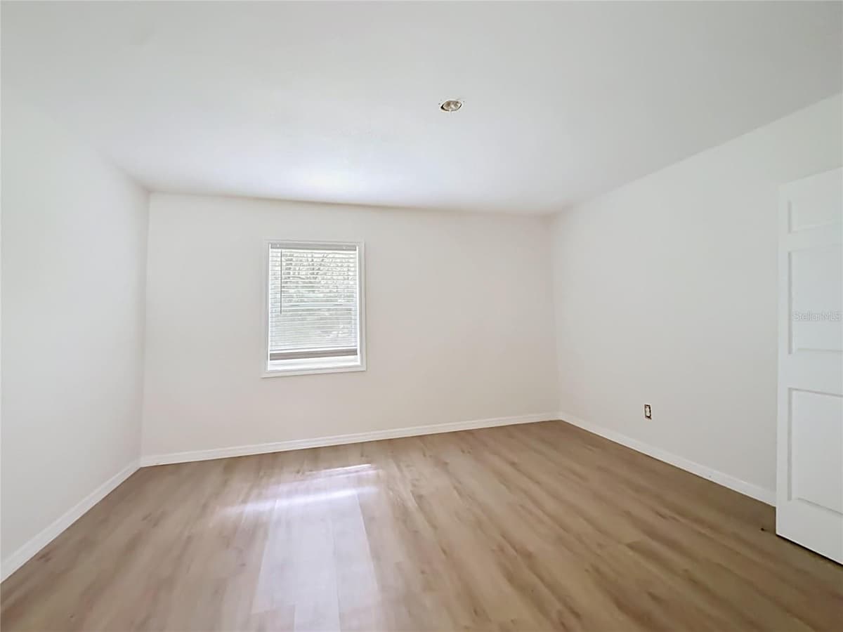 5360 ELM AVENUE — photo 14 of 38