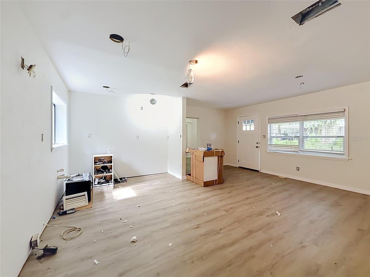 5360 ELM AVENUE — photo 9 of 38