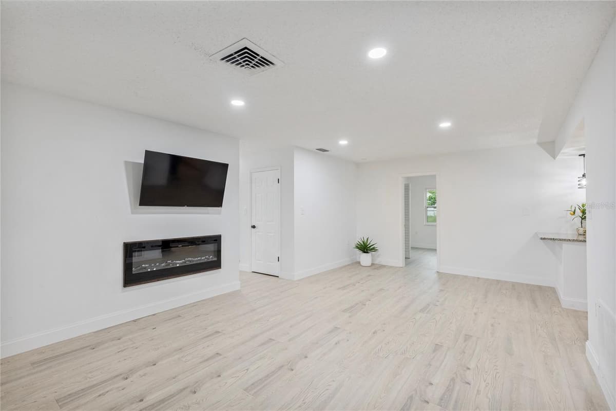 9324 WHITMAN LANE — photo 4 of 27