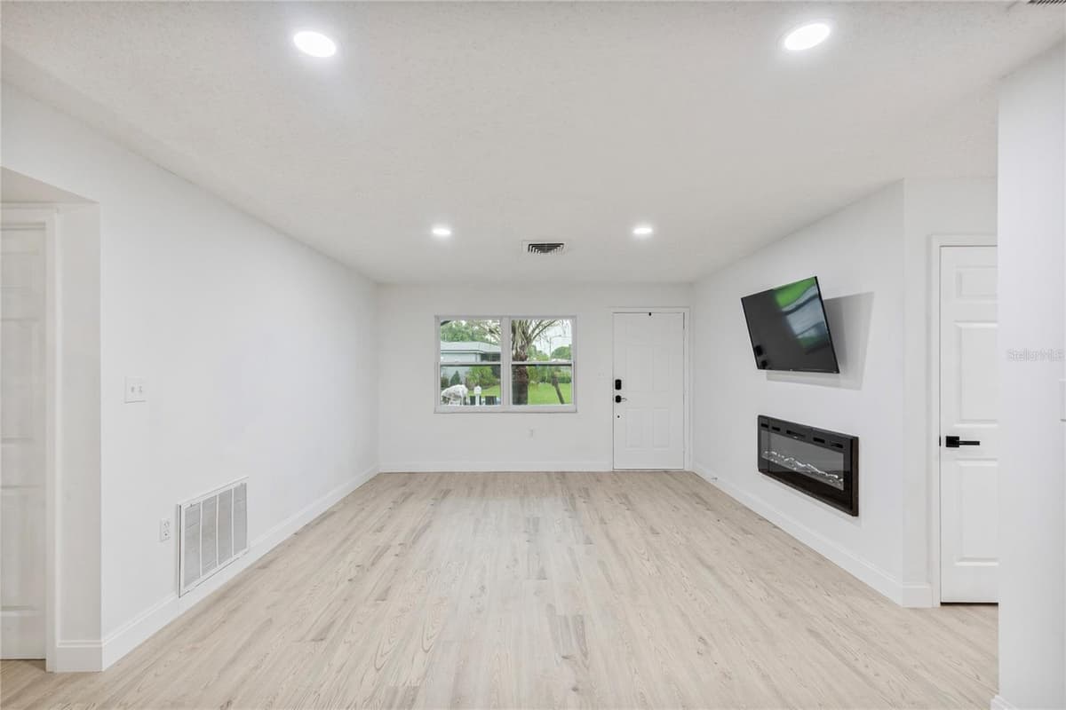 9324 WHITMAN LANE — photo 3 of 27