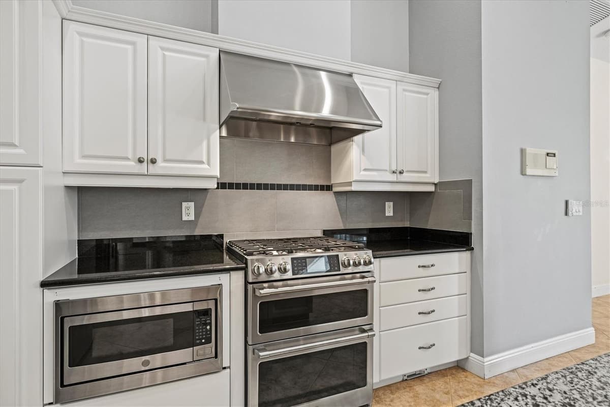 4364 CORSO VENETIA BOULEVARD — photo 26 of 92