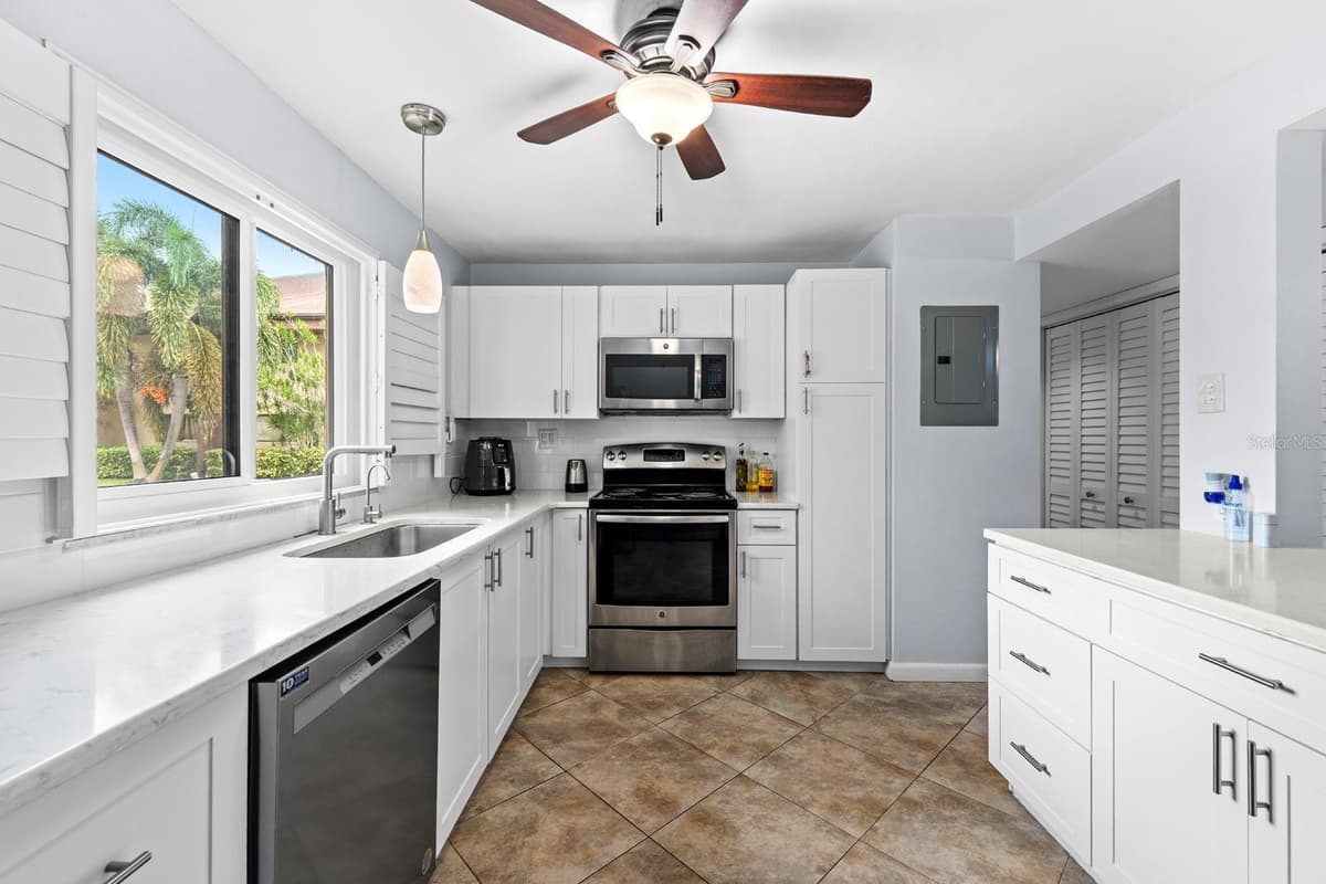 875 VILLAGE DRIVE — photo 11 of 33