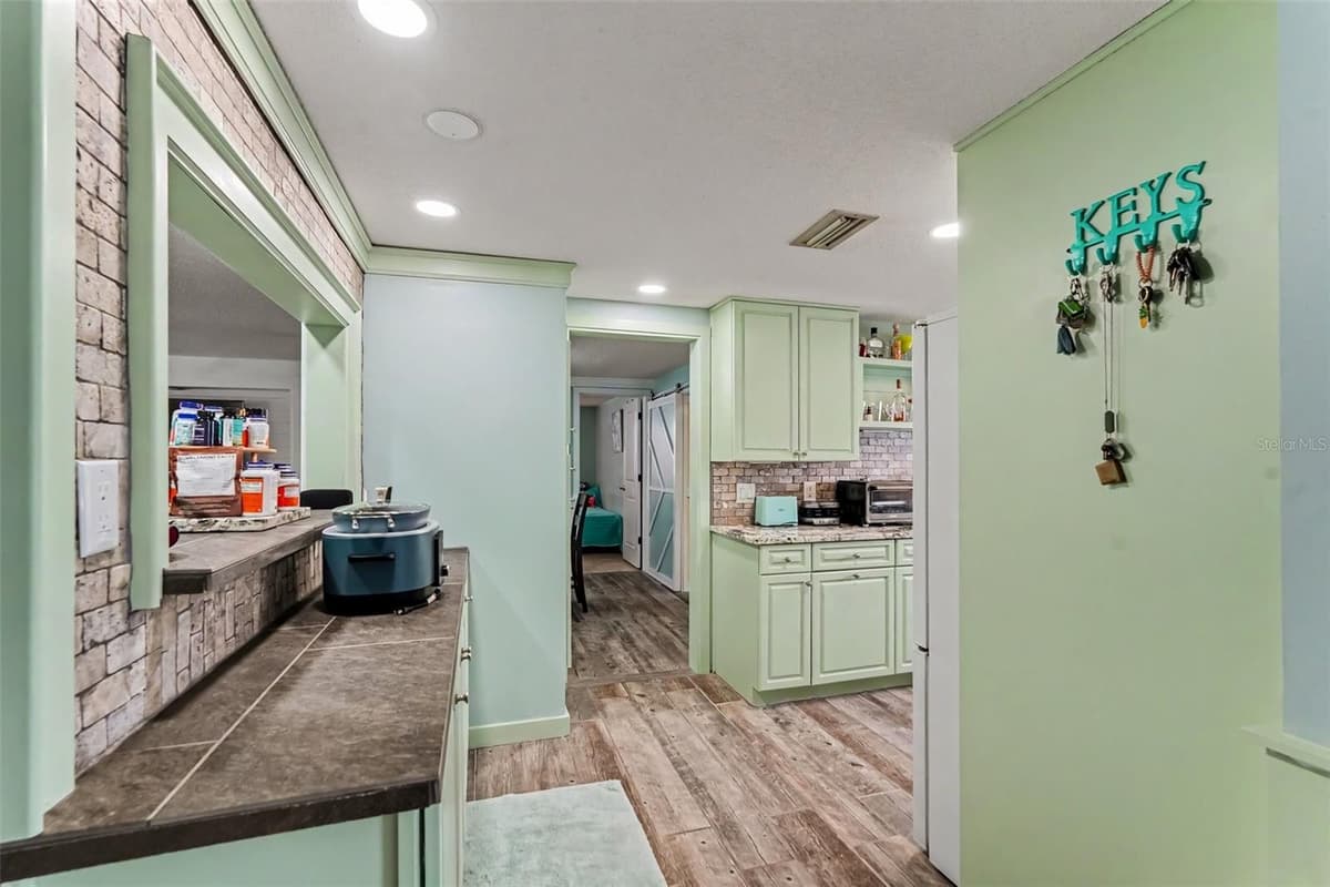 4315 STRATFIELD DRIVE — photo 9 of 24