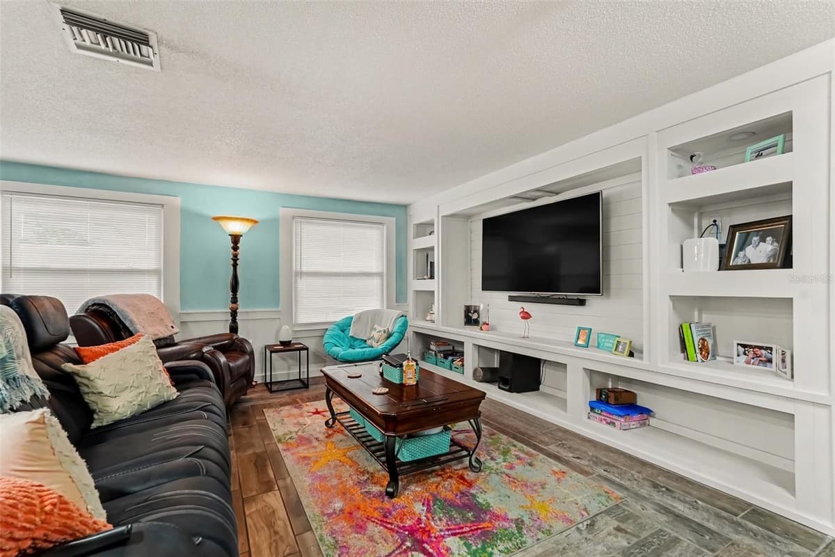 4315 STRATFIELD DRIVE — photo 4 of 24