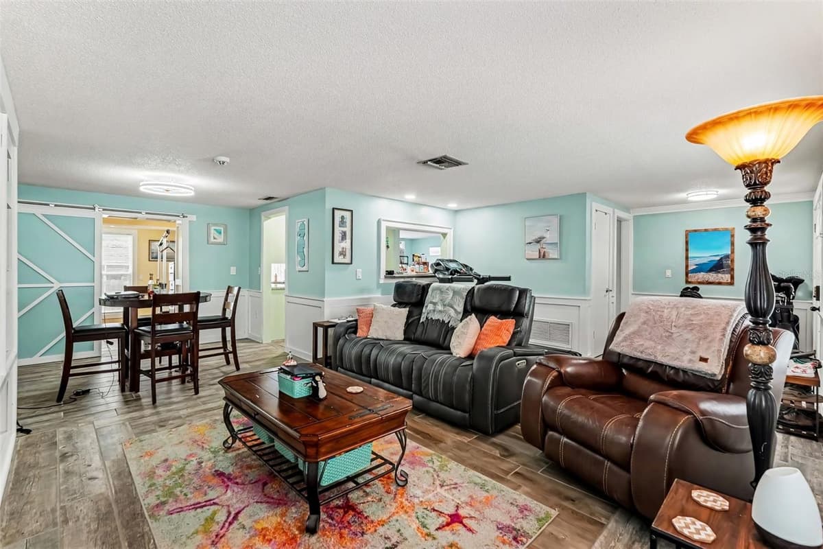 4315 STRATFIELD DRIVE — photo 3 of 24