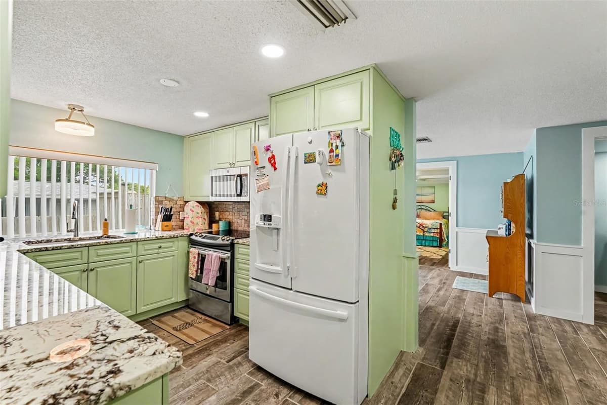 4315 STRATFIELD DRIVE — photo 10 of 24