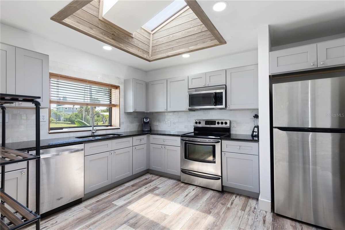 504 RIVERSIDE DRIVE — photo 10 of 45