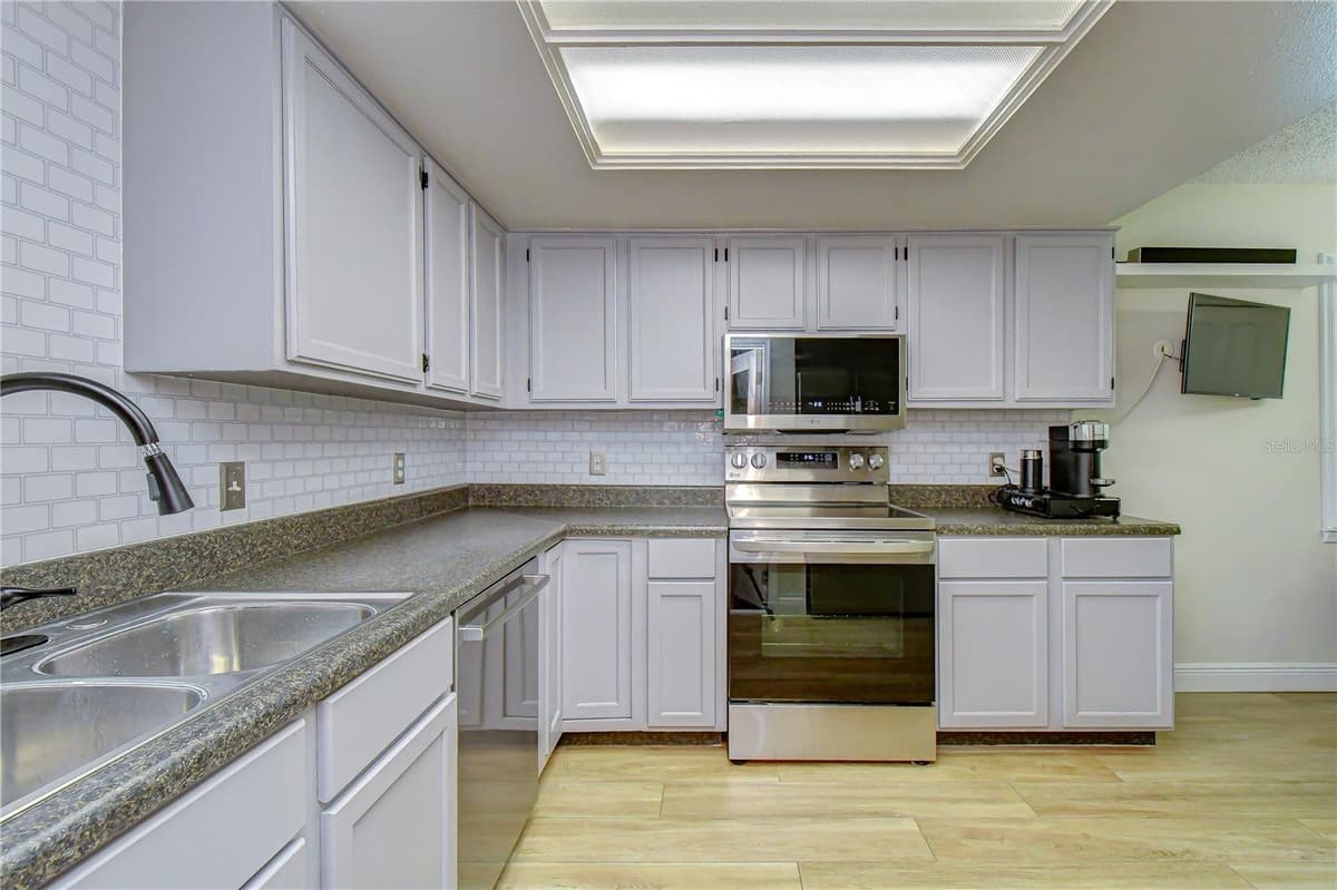 5301 BRADBURY COURT — photo 12 of 62