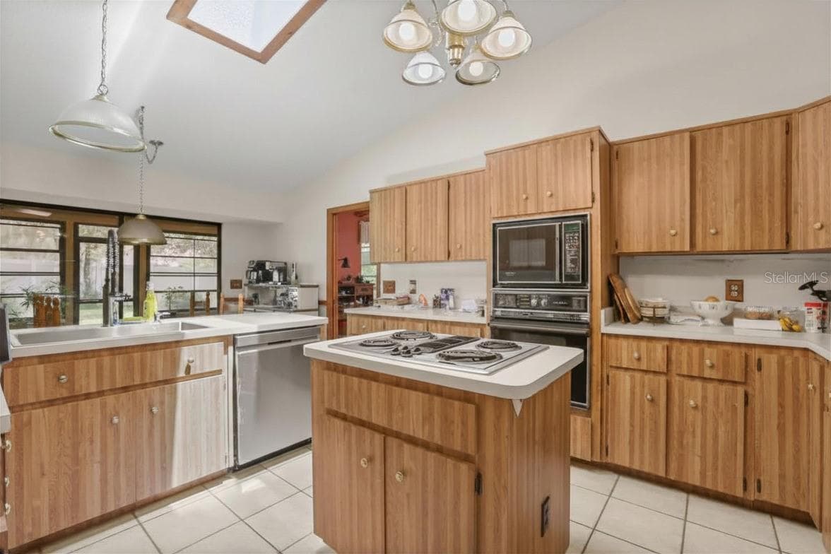 1573 SKYE COURT — photo 8 of 34
