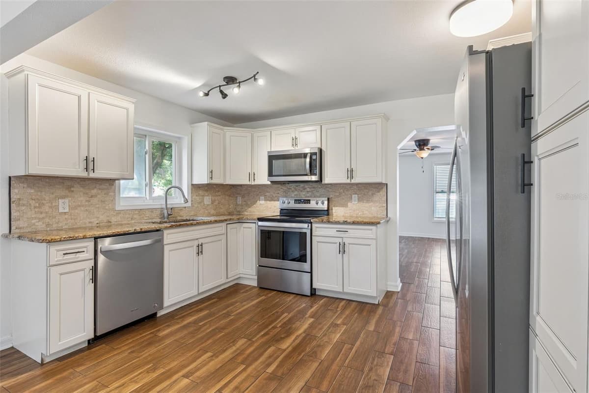 306 DISSTON AVENUE — photo 9 of 41