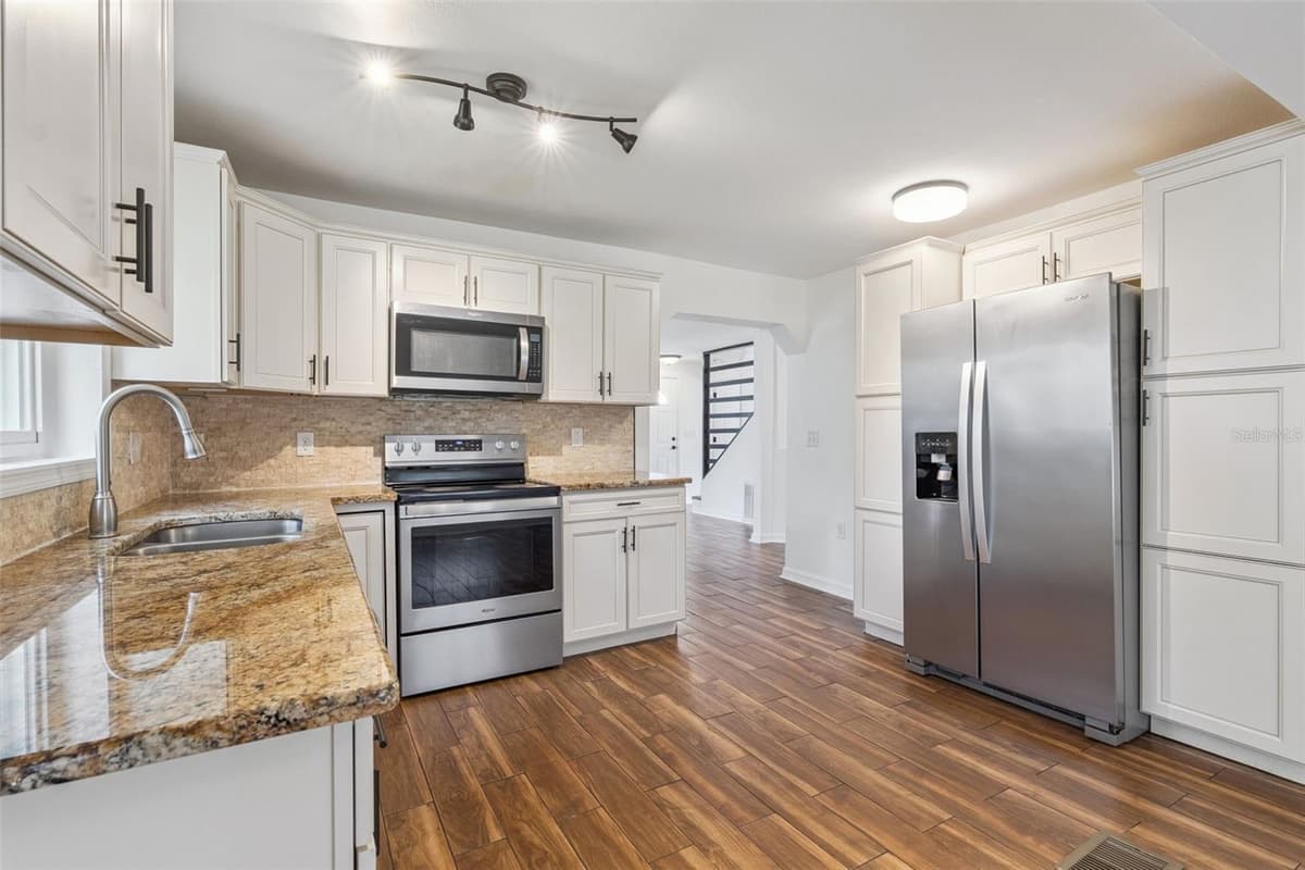 306 DISSTON AVENUE — photo 8 of 41