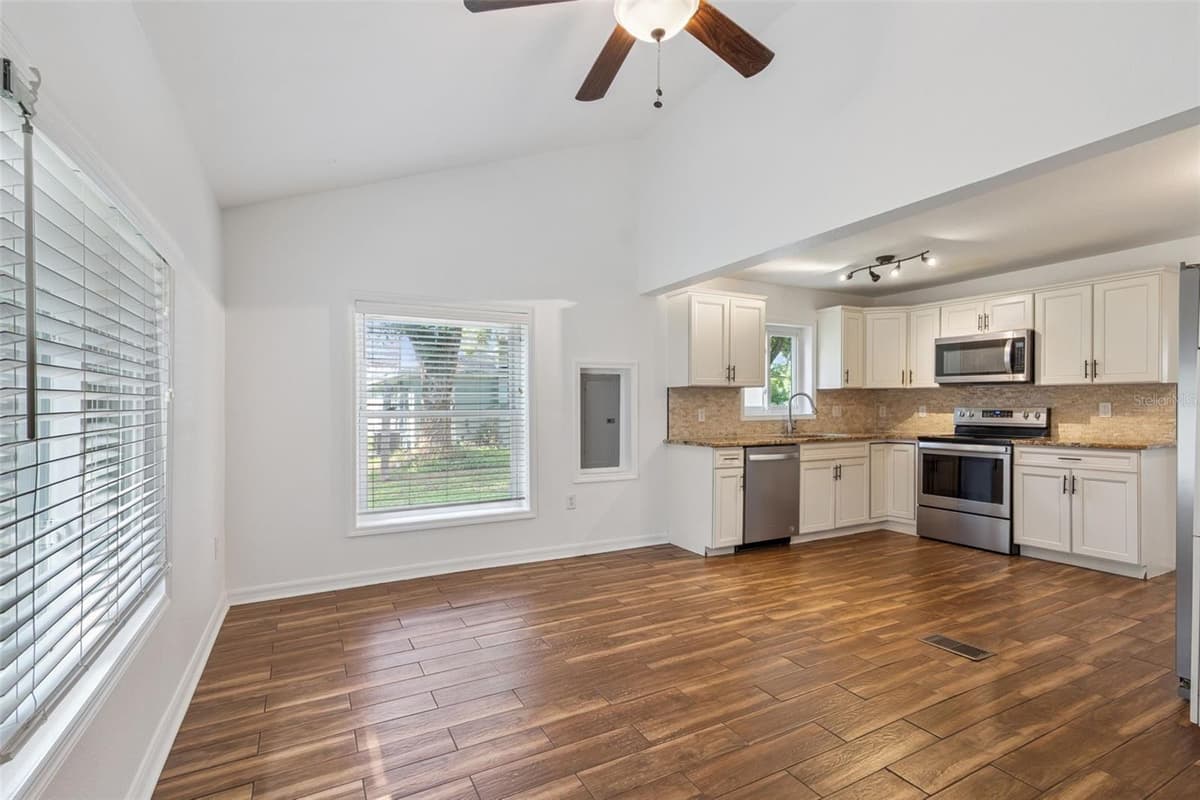 306 DISSTON AVENUE — photo 13 of 41