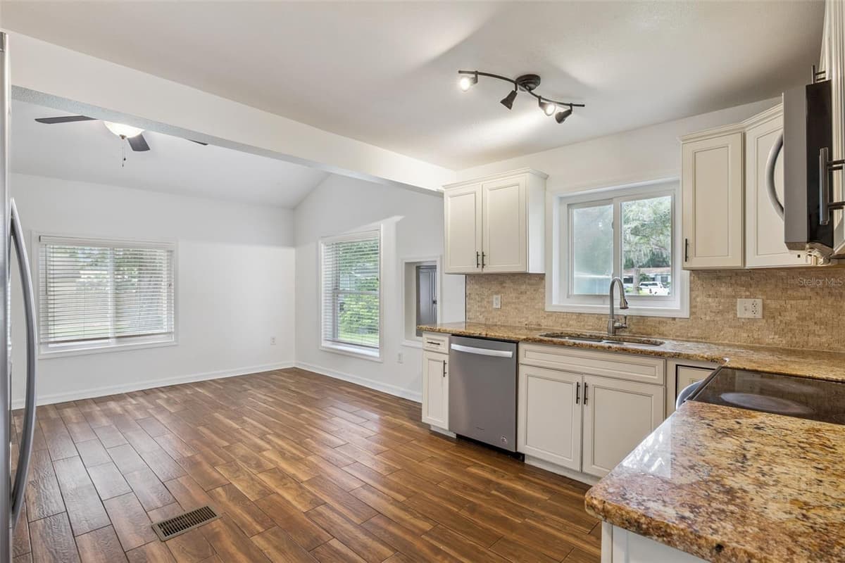 306 DISSTON AVENUE — photo 12 of 41