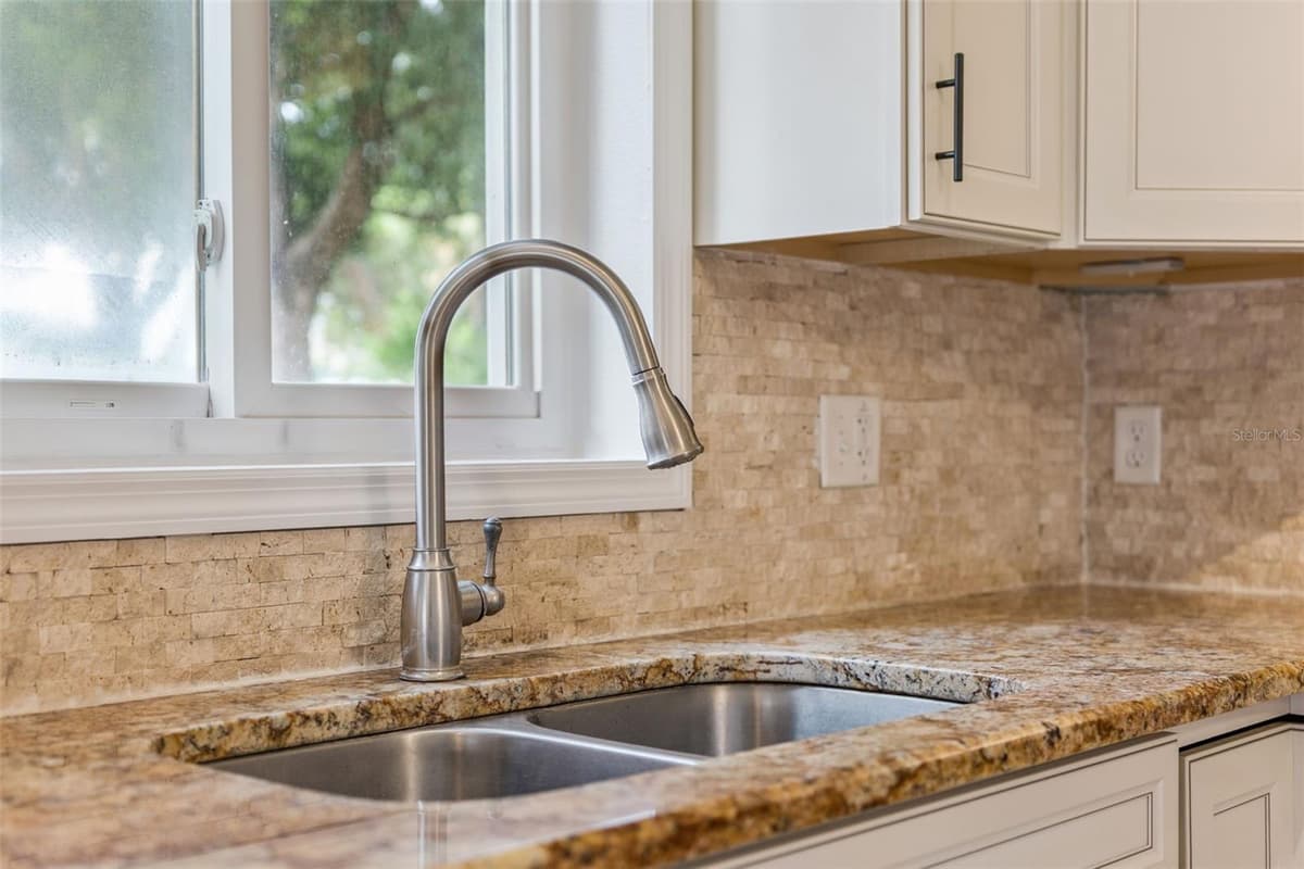 306 DISSTON AVENUE — photo 10 of 41