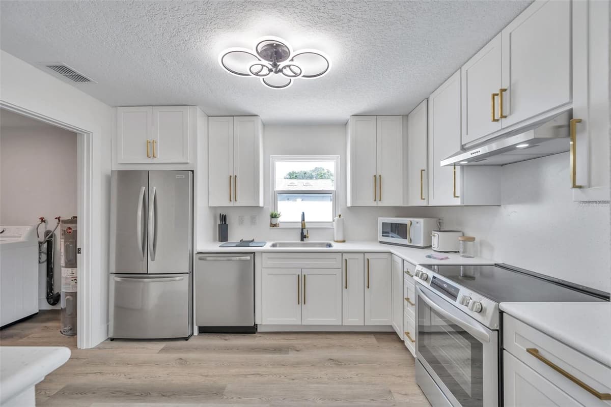 2310 MARY SUE STREET — photo 10 of 35