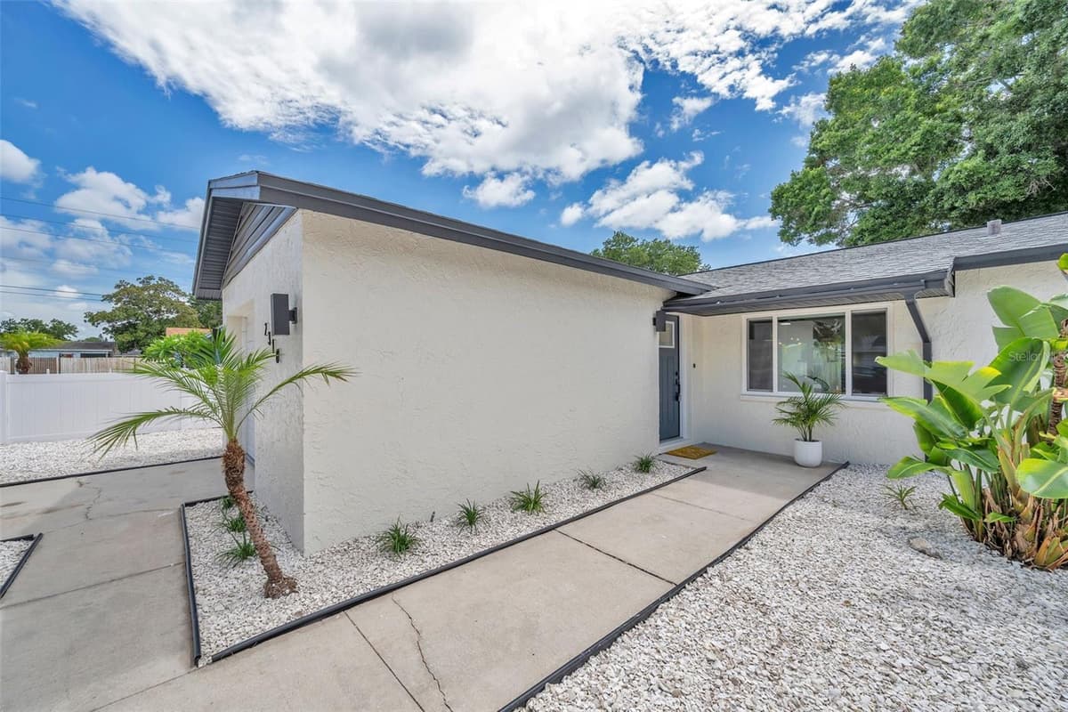2310 MARY SUE STREET — photo 3 of 35