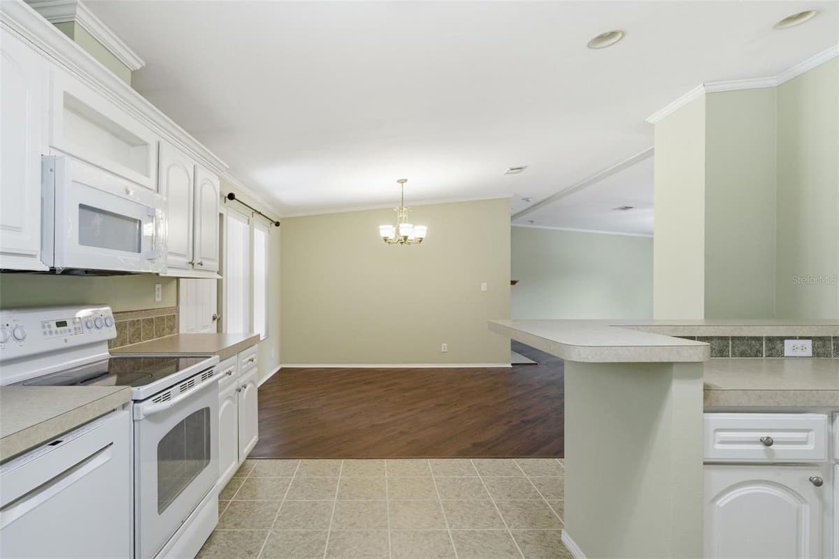2564 CREDE AVENUE — photo 13 of 63