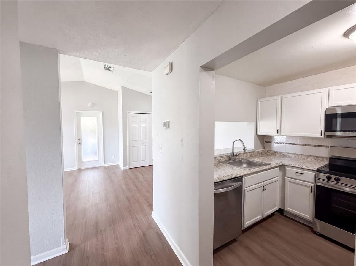 5213 VIA HACIENDA CIRCLE — photo 8 of 26