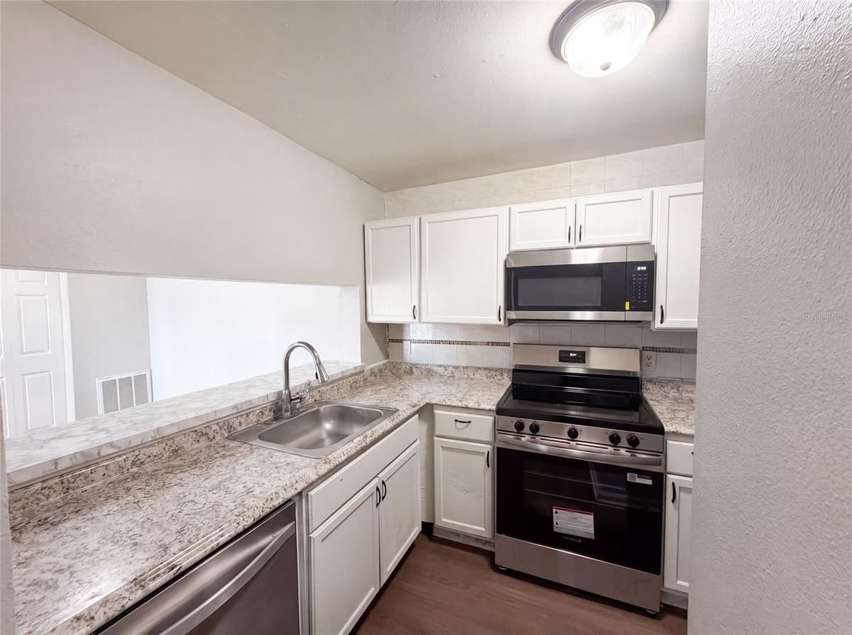 5213 VIA HACIENDA CIRCLE — photo 9 of 26