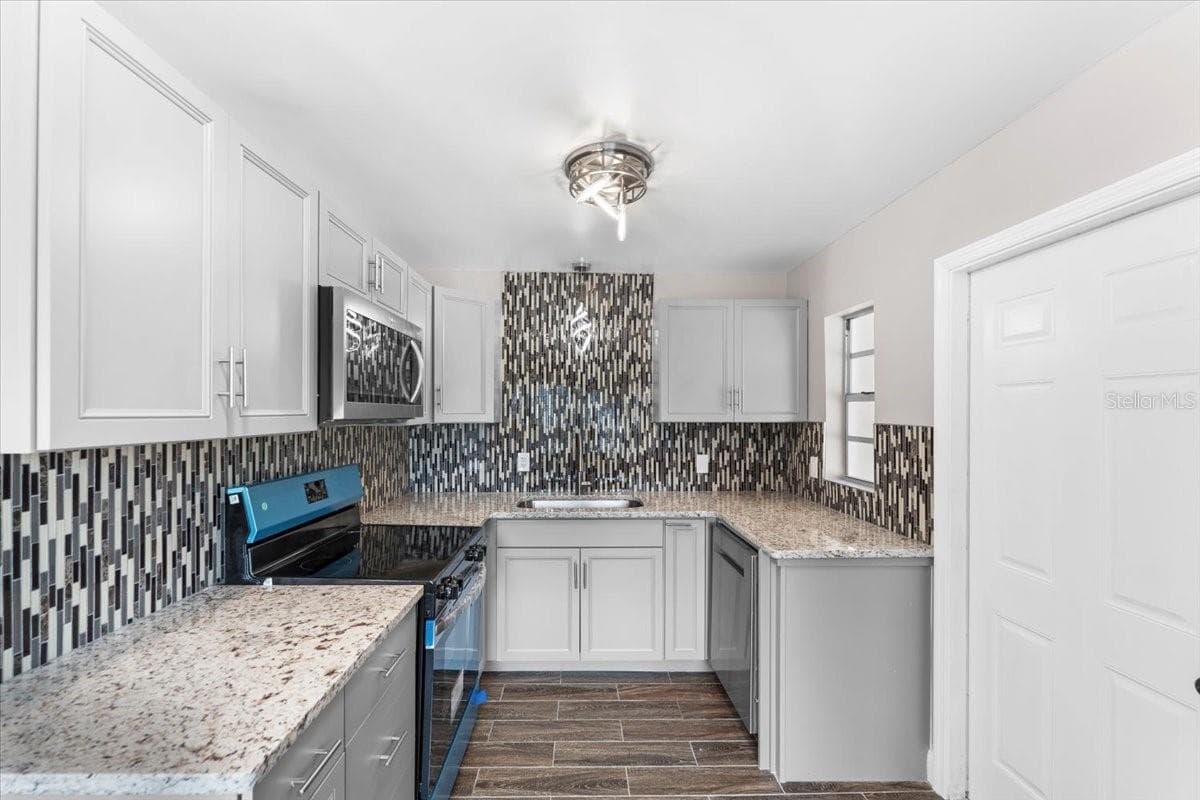 629 CEDAR PARK DRIVE — photo 9 of 27