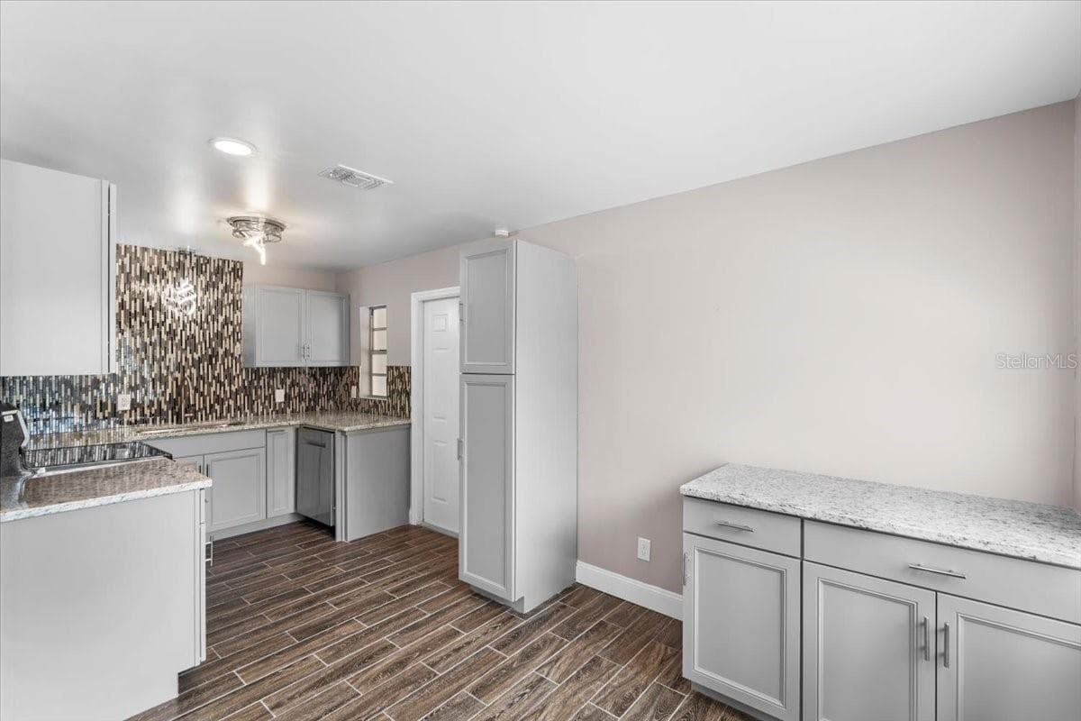 629 CEDAR PARK DRIVE — photo 8 of 27