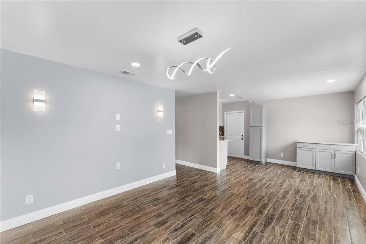 629 CEDAR PARK DRIVE — photo 5 of 27