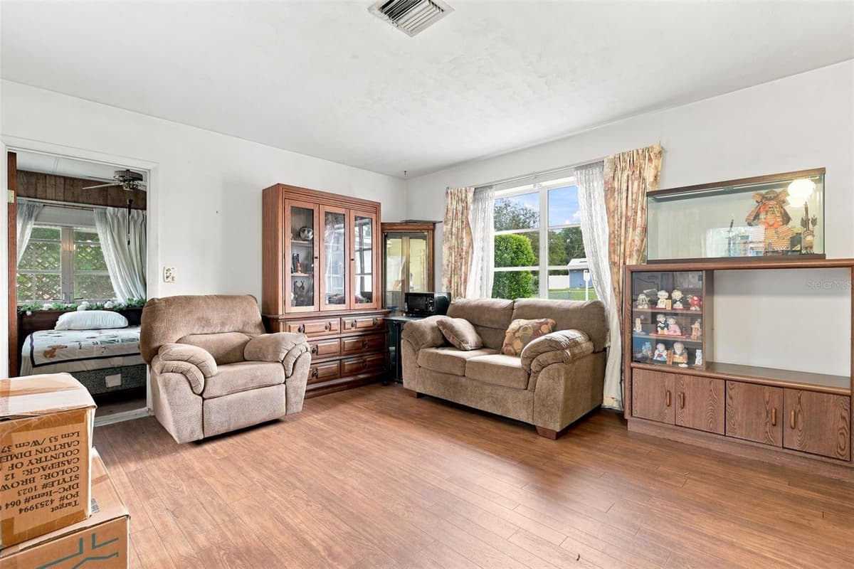 1119 MAYFLOWER AVENUE — photo 3 of 25