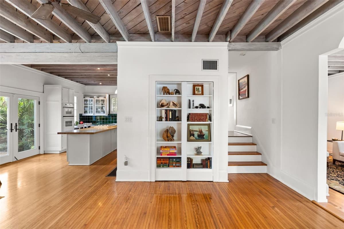 318 VITORIA AVENUE — photo 13 of 66