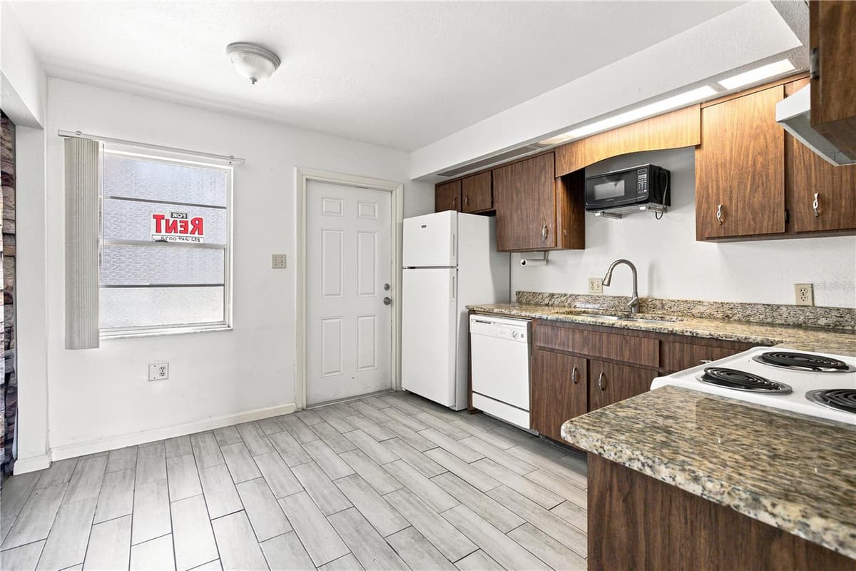 101 LAKE HUNTER DRIVE — photo 5 of 14